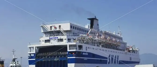 Corigliano, la nave-quarantena accolta tra le polemiche. Il sindaco: «Mossa politica»