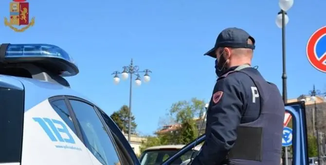 Crotone, minaccia di morte la moglie e aggredisce i poliziotti: arrestato