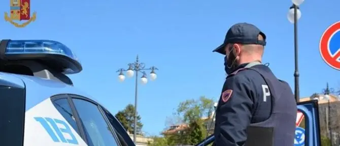 Crotone, minaccia di morte la moglie e aggredisce i poliziotti: arrestato