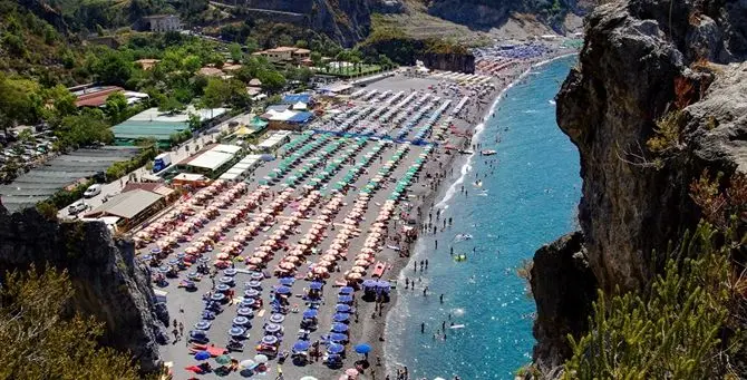 Ferragosto, il turismo calabrese al giro di boa tenta il recupero ma un altro lockdown fa paura