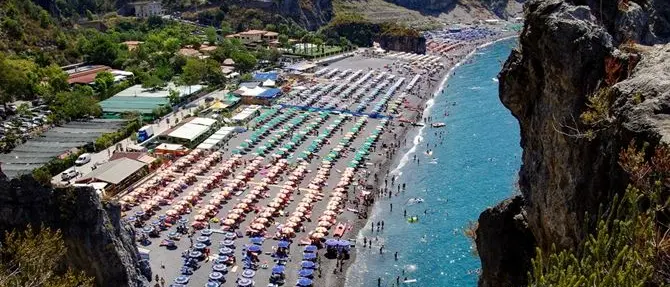 Ferragosto, il turismo calabrese al giro di boa tenta il recupero ma un altro lockdown fa paura