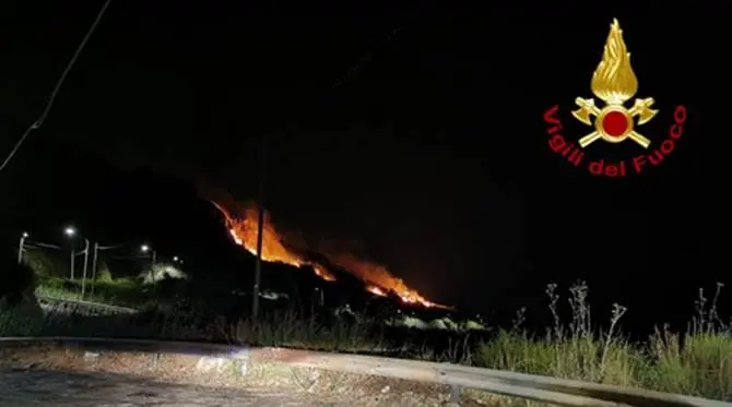 Notte di fuoco a Catanzaro, vasto incendio minaccia le abitazioni in località Petrusa