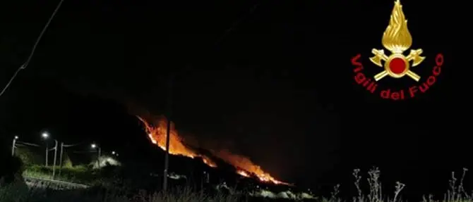 Notte di fuoco a Catanzaro, vasto incendio minaccia le abitazioni in località Petrusa