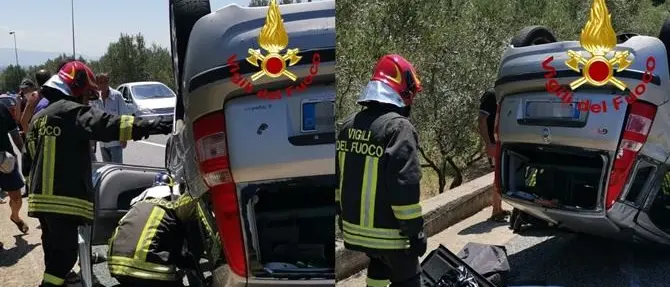Incidente a Lamezia, giovane perde il controllo dell'auto che si ribalta: ferita
