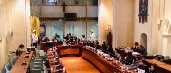 Nave-quarantena a Corigliano Rossano: Stasi nel mirino, ma la maggioranza lo difende