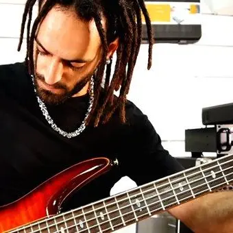 Da Maida al Giappone: il bassista calabrese Cucè debutta con la Hoshino Gakki