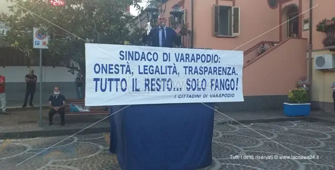 Il sindaco di Varapodio indagato attacca i giornalisti: «Puzzate di fogna». L'Unci querela