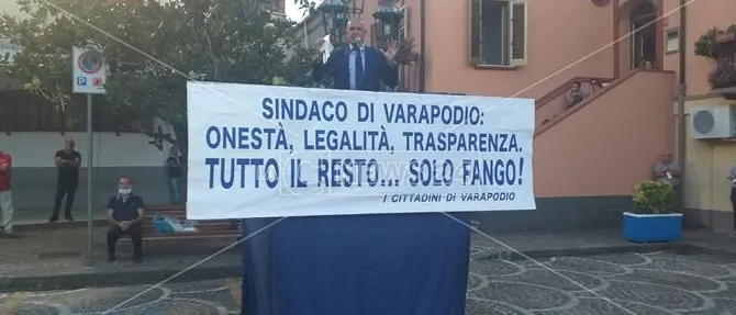 Il sindaco di Varapodio indagato attacca i giornalisti: «Puzzate di fogna». L'Unci querela