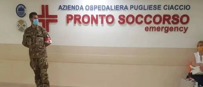 Coronavirus Catanzaro, un solo volontario contro gli assembramenti al Pronto soccorso