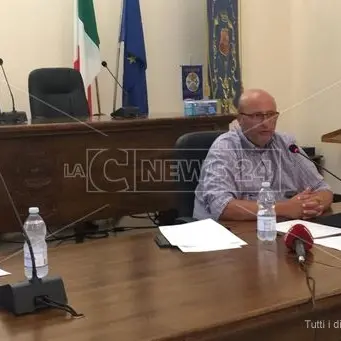 Roccella Ionica, i sei minori positivi senza più assistenza: il Comune alza bandiera bianca