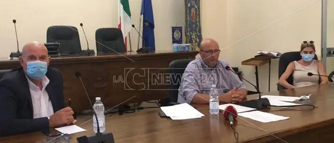 Roccella Ionica, i sei minori positivi senza più assistenza: il Comune alza bandiera bianca