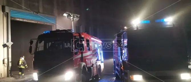 Ancora fiamme nell'area ex Sir di Lamezia, a fuoco un mezzo dei rifiuti