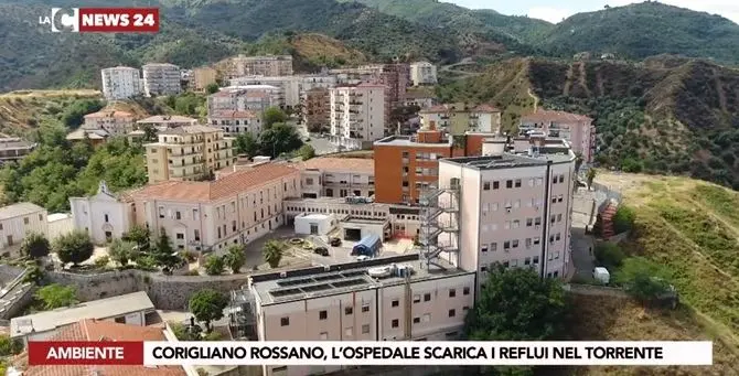 Un ospedale e un quartiere sversano la fogna nel torrente: lo scempio di Corigliano Rossano
