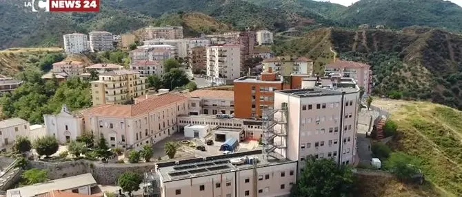 Un ospedale e un quartiere sversano la fogna nel torrente: lo scempio di Corigliano Rossano