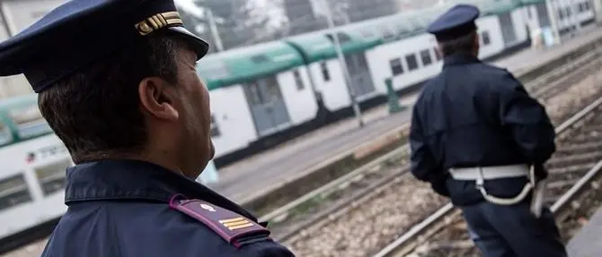 Reggio Calabria, scritta contro la polizia su un treno: denunciato un minorenne