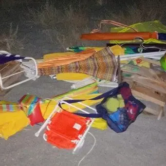 Falerna, ombrelloni e sdraio sequestrati sulla spiaggia libera: blitz al chiaro di luna