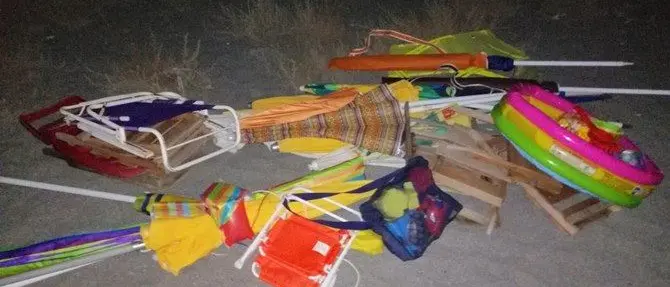 Falerna, ombrelloni e sdraio sequestrati sulla spiaggia libera: blitz al chiaro di luna