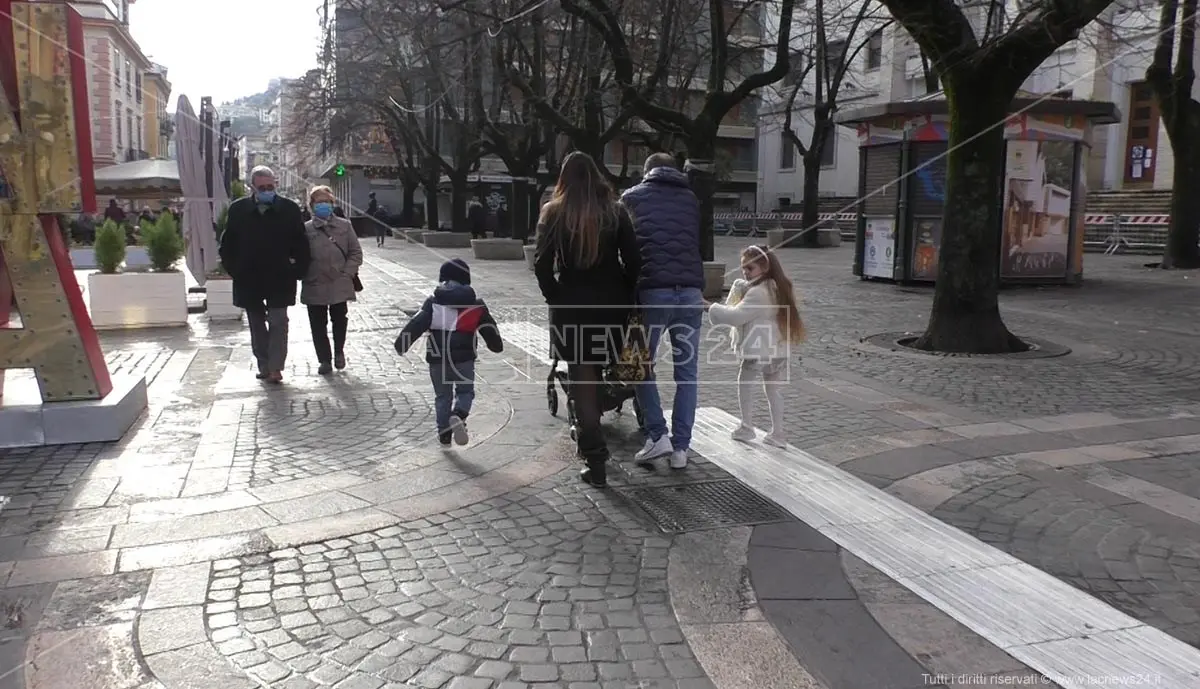 Zona arancione, a Cosenza una domenica a passeggio ma pochi acquisti: video