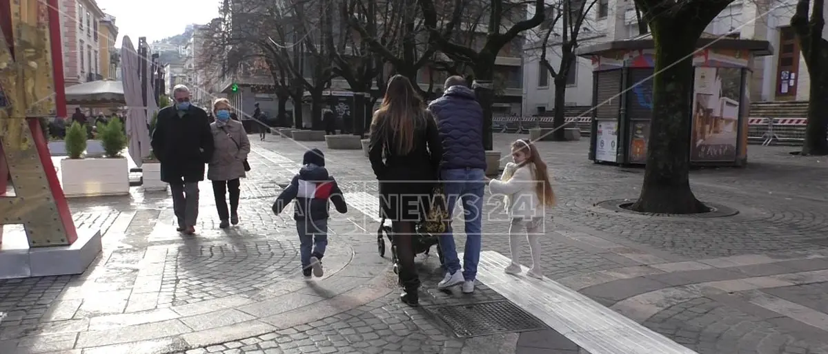 Zona arancione, a Cosenza una domenica a passeggio ma pochi acquisti: video
