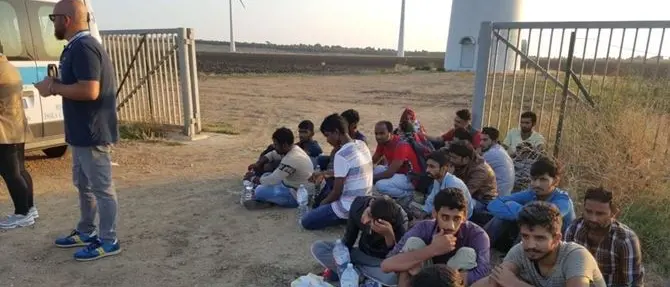 Sbarchi, altri 115 migranti arrivati a Crotone. Ora sono tutti in quarantena al Cara di Isola