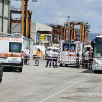 Tragedia al Porto di Gioia Tauro, operaio muore schiacciato durante una manovra tra due bus