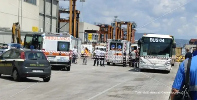 Tragedia al Porto di Gioia Tauro, operaio muore schiacciato durante una manovra tra due bus