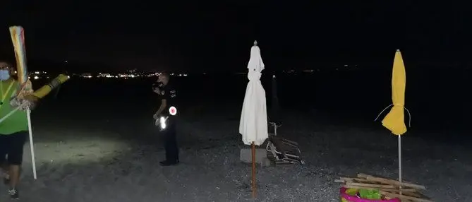 Ombrelloni sequestrati, il web si divide: «Occupare il posto è da mafiosetti». «No, è una necessità»