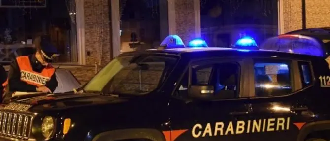 Tenta la fuga all'alt dei carabinieri nel Reggino: aveva in auto 14 chili di marijuana