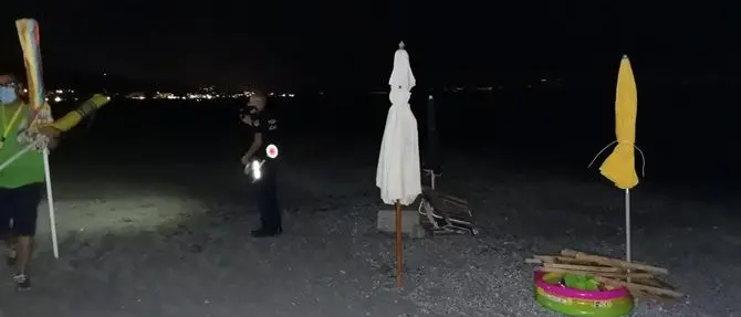 Ombrelloni sequestrati a Falerna, il sindaco: «Avevano creato dei lidi privati»