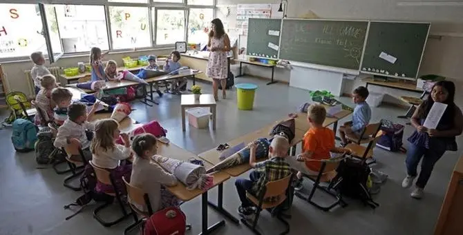 Scuola, le mille incognite della ripartenza. Azzolina: «Un positivo? Classe in quarantena»