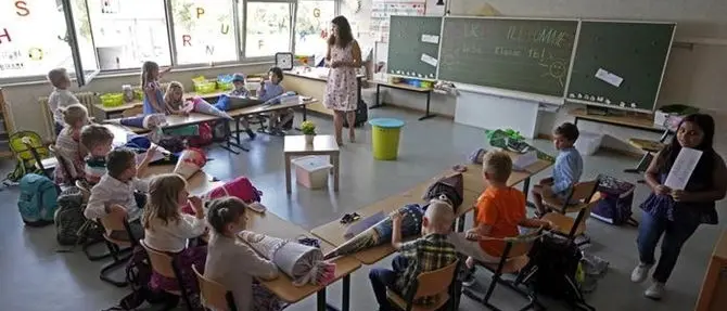 Scuola, le mille incognite della ripartenza. Azzolina: «Un positivo? Classe in quarantena»