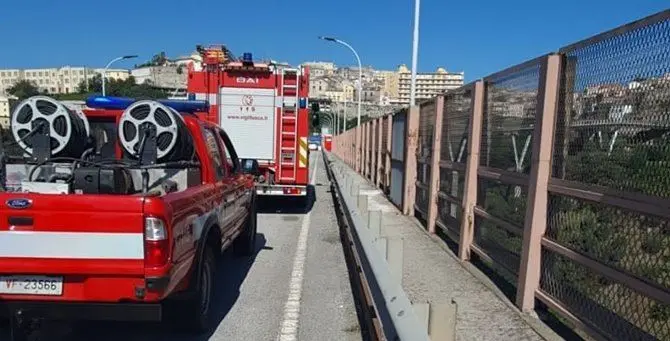 Tenta di gettarsi dal ponte di Catanzaro, salvato dai vigili del fuoco