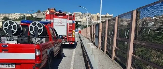 Tenta di gettarsi dal ponte di Catanzaro, salvato dai vigili del fuoco