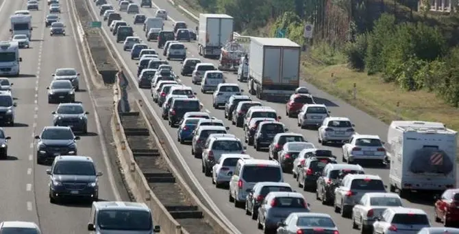 Traffico, al via il controesodo: weekend da bollino rosso su strade e autostrade