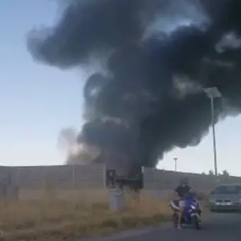 Corigliano Rossano, incendio nell'area industriale: sul posto i vigili del fuoco