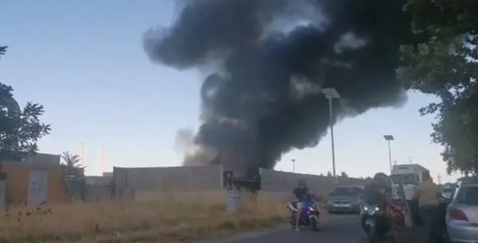 Corigliano Rossano, incendio nell'area industriale: sul posto i vigili del fuoco