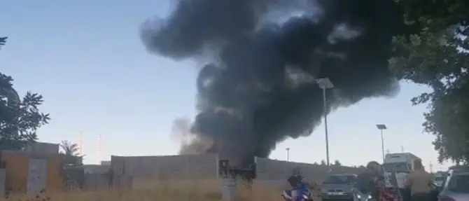 Corigliano Rossano, incendio nell'area industriale: sul posto i vigili del fuoco