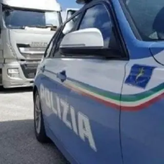 Guidava ubriaco il camion in autostrada, la polizia denuncia un 48enne