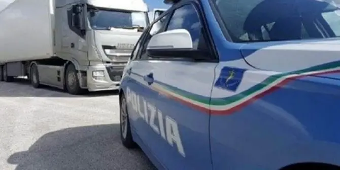 Guidava ubriaco il camion in autostrada, la polizia denuncia un 48enne