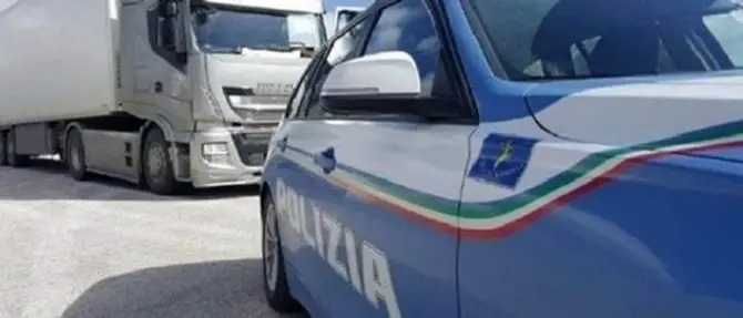 Guidava ubriaco il camion in autostrada, la polizia denuncia un 48enne