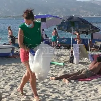 Soverato: volontari, turisti e cittadini insieme puliscono la spiaggia libera
