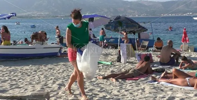 Soverato: volontari, turisti e cittadini insieme puliscono la spiaggia libera