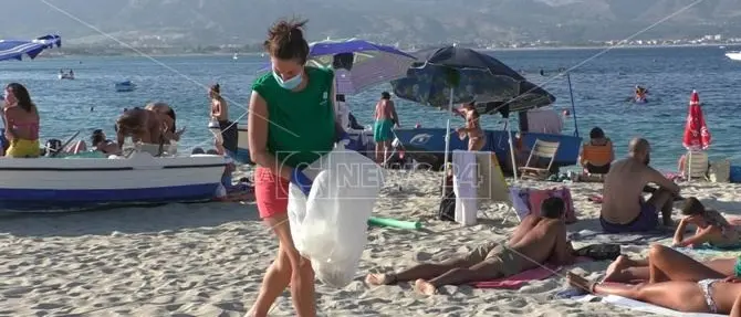 Soverato: volontari, turisti e cittadini insieme puliscono la spiaggia libera
