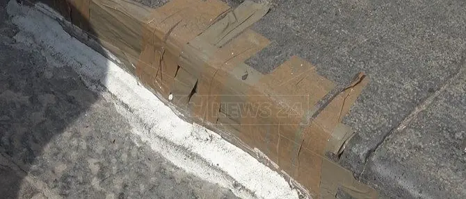 Lamezia, marciapiede riparato con lo scotch per fermare i topi: degrado in centro