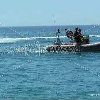 Sellia Marina, pedalò alla deriva: bagnanti salvati dai vigili del fuoco