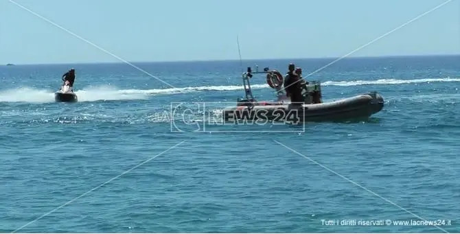Sellia Marina, pedalò alla deriva: bagnanti salvati dai vigili del fuoco