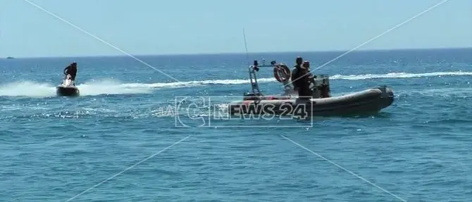 Sellia Marina, pedalò alla deriva: bagnanti salvati dai vigili del fuoco