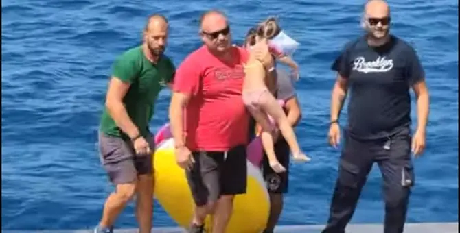 Perdono di vista la figlia in acqua con il gonfiabile, salvata da un traghetto VIDEO