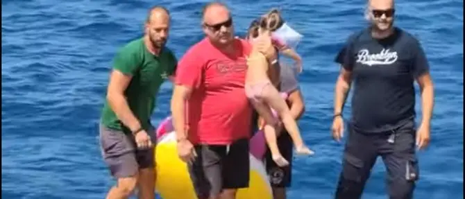 Perdono di vista la figlia in acqua con il gonfiabile, salvata da un traghetto VIDEO