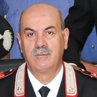 In pensione dopo 47 anni, carabinieri omaggiano il luogotenente Campo